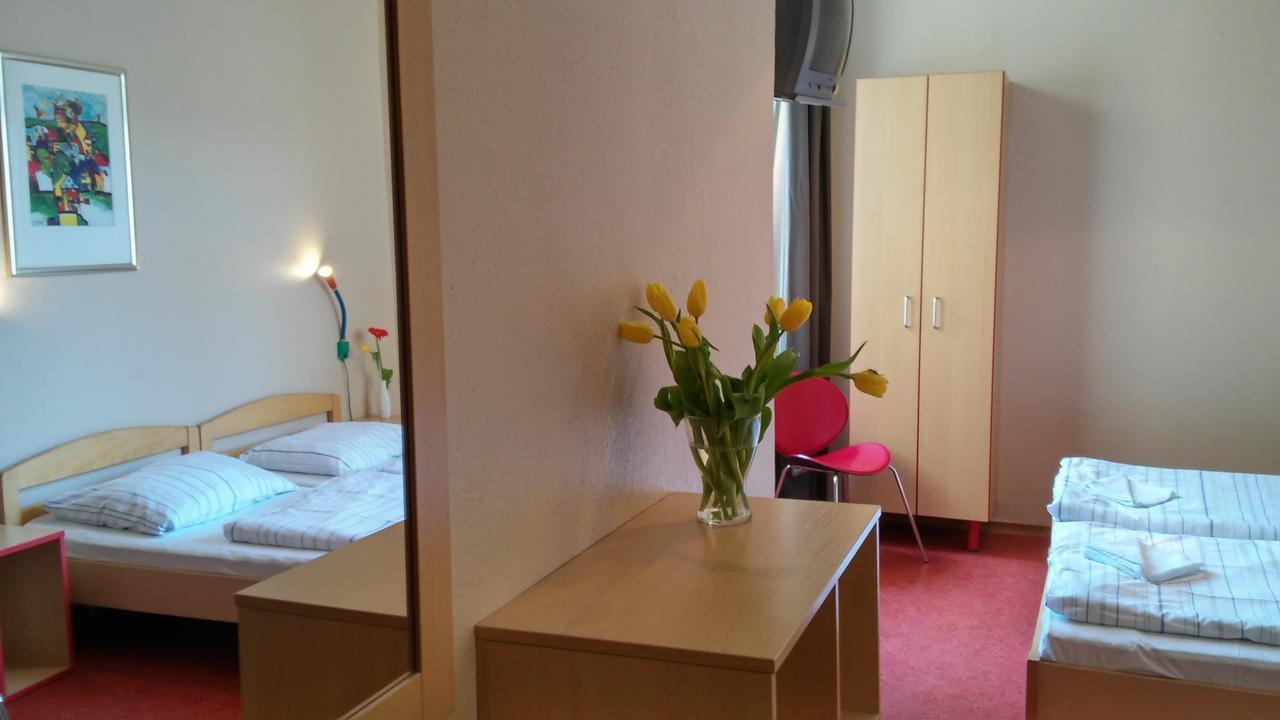 Happy Go Lucky Hotel + Hostel Schoneberg Berlin Bagian luar foto
